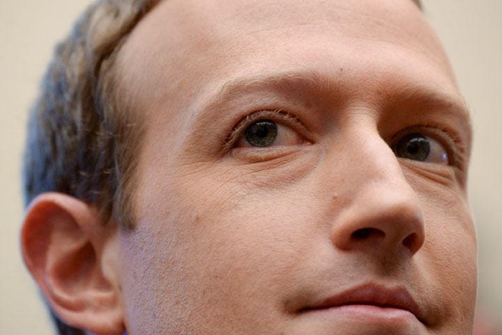 四面楚歌のザッカーバーグ　Erin Scott- REUTERS