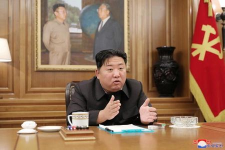 　６月２４日、北朝鮮国営の朝鮮中央通信（ＫＣＮＡ）は、朝鮮労働党の会議で前線部隊の行動計画増強が決定され、金正恩総書記（写真）が敵対勢力を圧倒するため自衛能力を強化するよう命じたと伝えた。写真はＫＣＮＡ提供。１２日に平壌で撮影（２０２２年　ロイター）