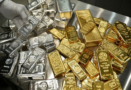金が初の4600ドル超え、FRB議長捜査やイラン情勢受け 銀も最高値