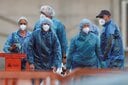 テネリフェ島で下船するMVホンディウスの乗客（5月10日）　HANNAH MCKAYｰREUTERS