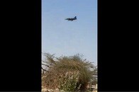 【動画】インドの国産「戦闘機」が住宅街に墜落...カメラが捉えたパイロット脱出と、墜落の現場
