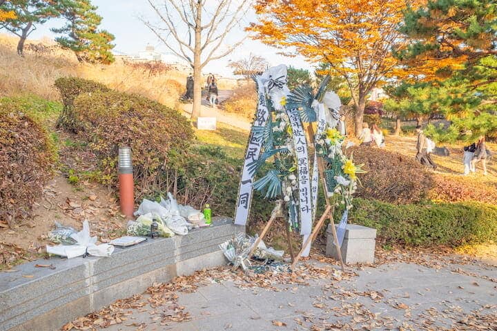 事故現場に設置された花輪