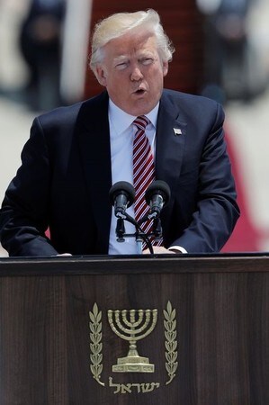 　５月２２日、中東歴訪中のトランプ米大統領はサウジアラビアに続く訪問国のイスラエルに到着し、中東和平のために当事者らが協力するよう呼び掛けた（２０１７年　ロイター/Amir Cohen）