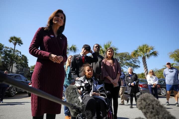 １１月の米大統領選に向けた共和党の候補者を選ぶサウスカロライナ州の予備選が２４日実施され、エジソン・リサーチ社の予測によると、トランプ前大統領が対抗馬のヘイリー元国連大使に勝利した。写真は家族の横で取材に答えるヘイリー氏。２月２４日、サウスカロライナ州キアワアイランドで撮影（２０２４年　ロイター/Brian Snyder）