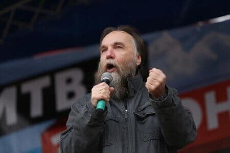 ロシアの著名な国家主義思想家アレクサンドル・ドゥーギン氏（写真）の娘ダリア氏が、モスクワ郊外で運転していた車が爆発して死亡した。爆発物が仕掛けられた疑いがあるという。捜査当局が２１日明らかにした。写真は２０１４年１０月、モスクワで撮影。提供写真（２０２２年　ロイター／Moscow News Agency）