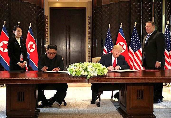 ６月１２日、トランプ米大統領は、北朝鮮の金正恩朝鮮労働党委員長との首脳会談で「多くの進展」があったとの認識を示した。写真は両国が合意に署名する両首脳 Jonathan Ernst-REUTER