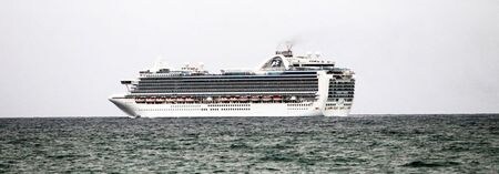　４月２日、世界最大のクルーズ船運航会社、米カーニバルは１日、新たに債券と株式を発行し、合計６２億５０００万ドルを調達したと明らかにした写真はフロリダで２０１２年２月撮影（２０２０年　ロイター／Andrew Innerarity）