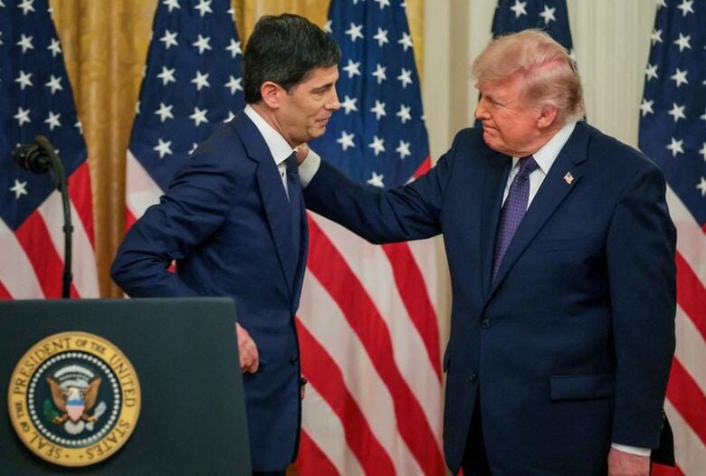 写真はトランプ米大統領（右）と米連邦準備理事会（ＦＲＢ）のウォーシュ議長。5月22日、米ワシントンで撮影。REUTERS/Jonathan Ernst