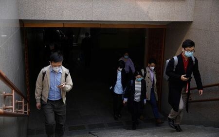 　３月３１日、中国国家衛生健康委員会によると、３０日に本土で確認された新型コロナウイルスの新たな感染者は４８人で、前日の３１人から増加した。写真は北京で３０日撮影（２０２０年　ロイター／CARLOS GARCIA RAWLINS）