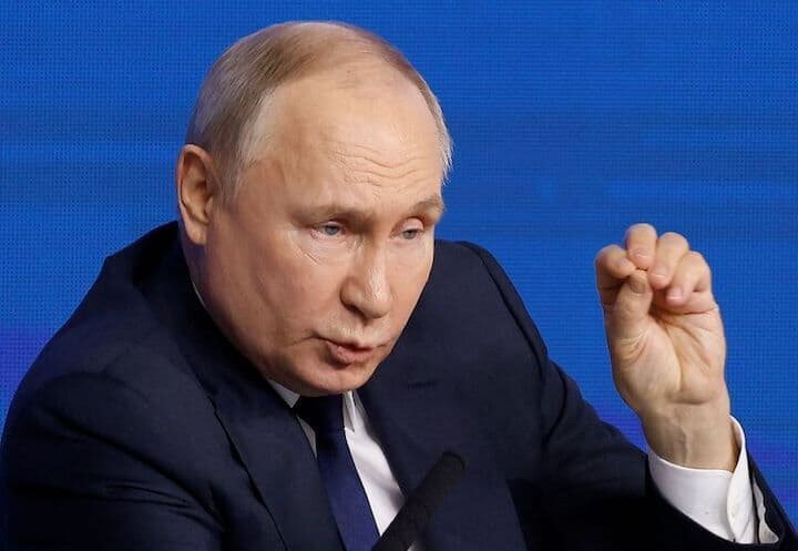 ロシアのプーチン大統領は３１日、ウクライナ人捕虜らが搭乗していたとされるロシア軍輸送機の墜落について、ウクライナが米国から供与された防空システム「パトリオット」を使用し撃墜したとの見解を示した。写真は１月３１日、モスクワのゴスティニードヴォルで開かれた支持者の集会に主席するプーチン大統領（２０２４年　ロイター／Maxim Shemetov）