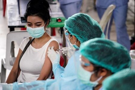 タイは１日、首都含め新型コロナウイルス感染リスクが高い地域におけるロックダウン（都市封鎖）強化措置を、８月末までの可能性を想定して延長した。同国は、これまでで最悪の感染流行に見舞われている。写真は新型コロナウイルスのワクチンを接種する人。バンコクで４月撮影。（2021年 ロイター/Athit Perawongmetha ）