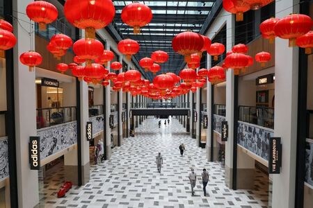 　マレーシア中銀が発表した２０２０年第４・四半期の国内総生産（ＧＤＰ）は、前年比３．４％減少し、ロイターがまとめた市場予想（３．１％減）よりも大幅なマイナスを記録。２０年通年では前年比５．６％減と、アジア通貨危機時の１９９８年に記録した７．４％減以来の大幅なマイナスとなった。写真はクアラルンプールのショッピングモール。１０日撮影（２０２１年　ロイター/Lim Huey Teng）