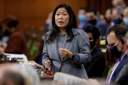 カナダのイン国際貿易相は２８日、政府の新たなインド太平洋戦略を通じて同地域で強いプレゼンスを築こうとするカナダ企業を支援する考えを示した。写真は、カナダ議会下院で答弁するイン氏。２０２１年１１月２９日に撮影。（２０２２年　ロイター／Blair Gable）