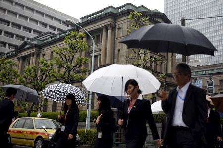 　４月２８日、日銀は金融政策決定会合で、物価上昇率２％の到達時期を先送りする一方、追加緩和を見送った。直後の市場は株安・円高で反応したが、日銀の思惑通りに展開すれば、マイナス金利政策の効果が実体経済に表れ、株高・円安の地合いに戻ることが予想される。写真は日銀本店（２０１６年　ロイター/Thomas Peter）