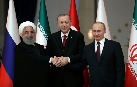 ４月４日、ロシアのプーチン（写真右）、イランのロウハニ（同左）、トルコのエルドアン大統領（同中央）は、内戦が続くシリア情勢について協議した。アンカラで撮影（２０１８年　ロイター）