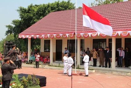 インドネシア財務省が１７日発表した第１・四半期の財政収支は１２８兆５０００億ルピア（８６億９０００万ドル）の黒字だった。写真は、独立記念日に掲揚されるインドネシア国旗。２０１７年８月１７日に同国東ジャワ州で撮影。（２０２３年　ロイター／Tom Allard）