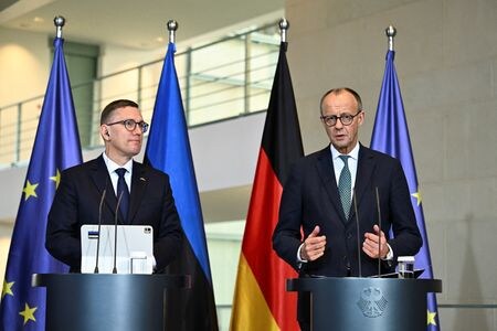 ドイツ・ベルリンの首相官邸で記者会見するメルツ独首相（写真右）とエストニアのミッハル首相。2025年11月27日撮影。REUTERS/Annegret Hilse