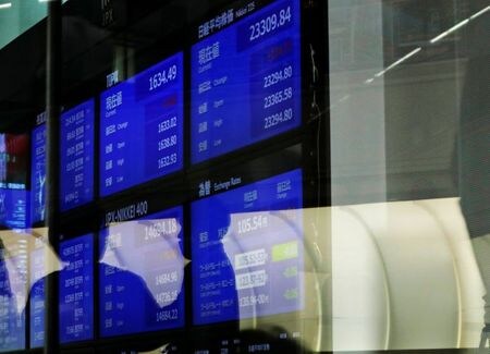 １１月１８日、日本経済新聞社は日経平均株価の構成銘柄からＮＴＴドコモを除外し、シャープを採用すると発表した。東京証券取引所で１０月撮影（２０２０年　ロイター/Kim Kyung-Hoon）