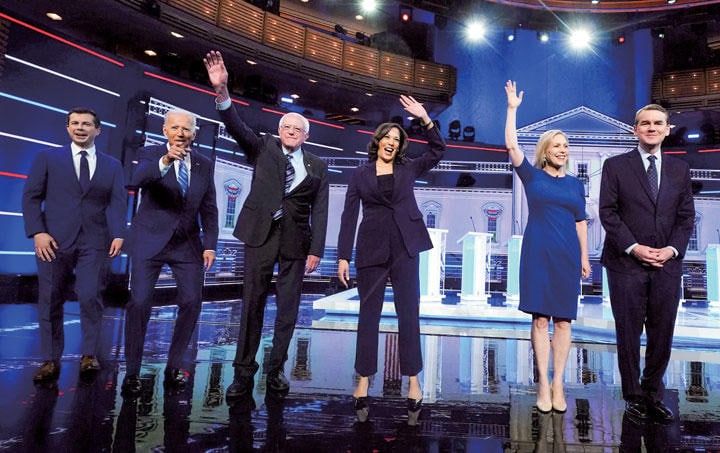 6月26日、27日に開催された米民主党の候補者討論会では支持率トップのバイデン前副大統領（左から2人目）が苦戦した　Carlo Allegri-REUTERS
