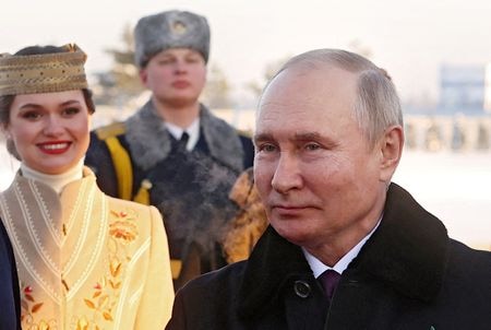 １２月１９日、  ロシアのプーチン大統領は、国境警備の強化を指示し、ロシアが自国領と主張するウクライナの地域で大規模集会を規制し、人々の安全を確保するよう特別機関に命令した。写真は同日、ベラルーシのミンスクに到着したプーチン氏。代表撮影（２０２２年　ロイター）