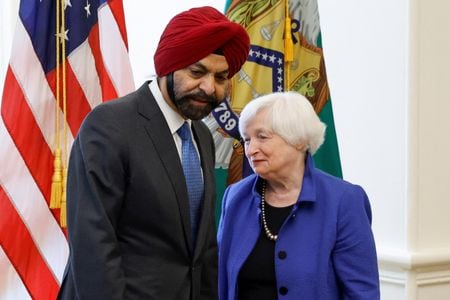 イエレン米財務長官（写真右）は１日、世界銀行総裁に２日に就任するアジェイ・バンガ氏（左）と会談し、気候変動ファイナンスや国際的な開発目標の達成に向け、「世銀のバランスシートを最大限活用」し、民間資本をさらに動員するよう促した。６月１日、ワシントンで撮影（２０２３年　ロイター/Jonathan Ernst）