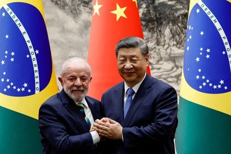 　ブラジル財務省は、外国人向けの税務に関する助言を行う事務所を中国の首都北京に開設すると明らかにした。写真は中国の習近平国家主席（右）とブラジルのルラ大統領（左）。５月１３日、北京で代表撮影（２００５年　ロイター）