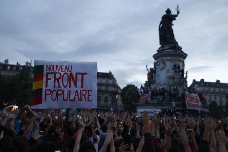 　８日、フランス国民議会（下院）総選挙の決選投票で第１勢力となった左派連合「新人民戦線（ＮＦＰ）」は、改めて政権樹立への意欲を示した。パリで７日撮影（２０２４年　ロイター/Abdul Saboor）