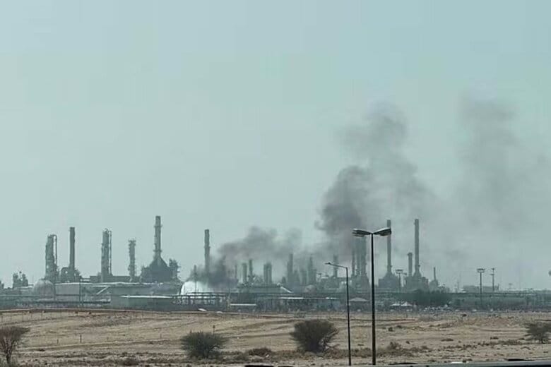 2026年10月3日、サウジアラビアのリヤド南部にあるアラムコ製油所から上る煙。REUTERS