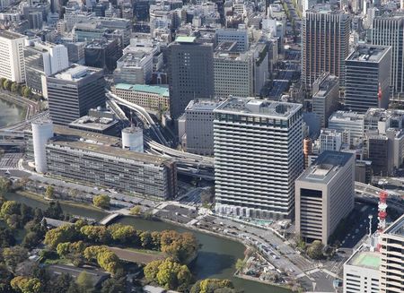 　５月６日　丸紅の柿木真澄社長はインドで新型コロナウイルスの感染が急拡大していることを受けて、駐在員の帰国を検討していることを明らかにした。写真は丸紅本社（手前中央）。２０２０年４月、東京で撮影（２０２１年　時事通信）