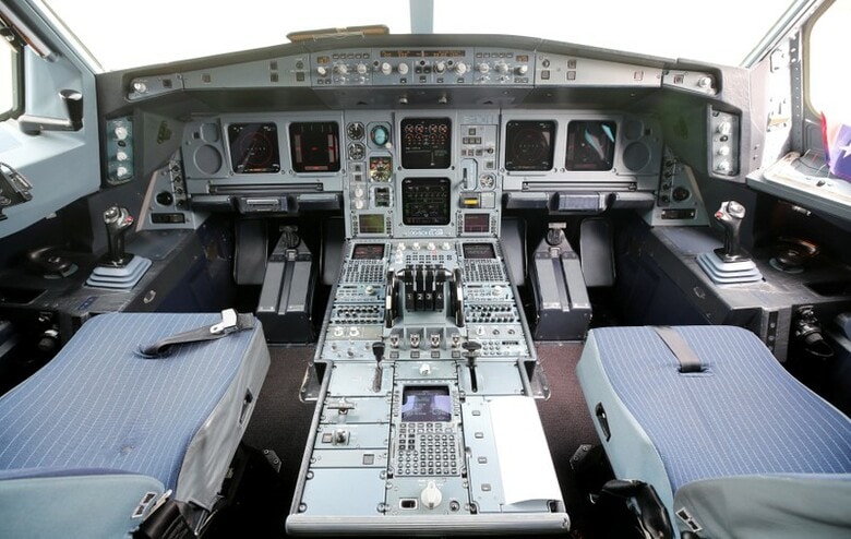 ７月１８日、航空機メーカー各社は、ジェット機の長距離フライトに必要なパイロットの人数を減らし、１人でも運航可能な操縦室を設計することで、世界的なパイロット不足を緩和し、航空会社のコストを削減しようともくろんでいる。写真はドイツの航空会社ユーロウイングスの操縦席。デュッセルドルフで４月撮影（２０１８年　ロイター/Wolfgang Rattay）
