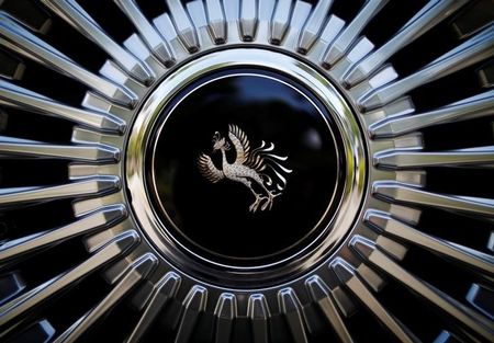 　９月６日、トヨタ自動車は、最高級セダン「センチュリー」の新モデルにＳＵＶタイプを追加したと発表した。写真は２０１９年１０月、天皇陛下の即位を披露するパレードで使われたセンチュリーの車輪。東京都内で撮影（２０２３年　ロイター／Issei Kato）