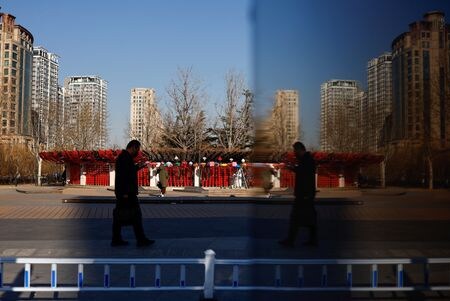 中国当局は今年、内需支援を強化する計画だが、消費者への大規模な直接補助金を支給するには至らない可能性が高く、引き続き主に投資に焦点を当てる方向。政策協議に詳しい３人の関係筋が明らかにした。北京で撮影（２０２３年　ロイター/Tingshu Wang）