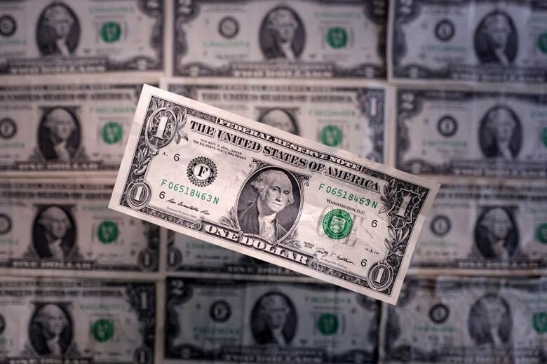 写真は米ドル紙幣。2025年3月撮影。REUTERS/Dado Ruvic