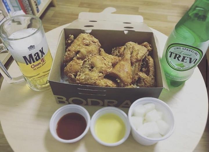 韓国に多いフライドチキンの店は、退職者が退職金で開いたものが多い　筆写撮影