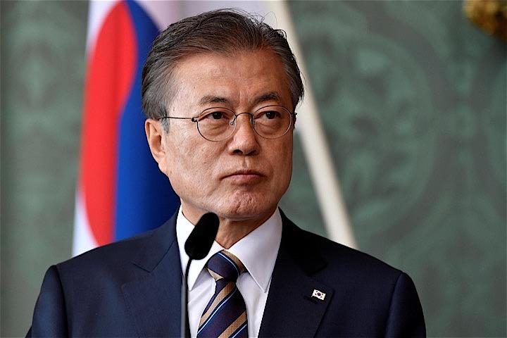 韓国の文在寅大統領は主要５政党の指導者らと会談し、日本による半導体材料の韓国向け輸出規制強化などを協議し、問題解決に向け協調して取り組むことを確認した。ストックホルムで６月撮影（２０１９年　ロイター/TT NEWS AGENCY）