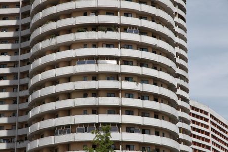 　４月２２日、慢性的な電力不足に悩まされている北朝鮮では、携帯電話の充電や照明のための電気を手に入れるため、安価な家庭用ソーラーパネルを設置する市民が増えているという。平壌で昨年８月撮影（２０１５年　ロイター）