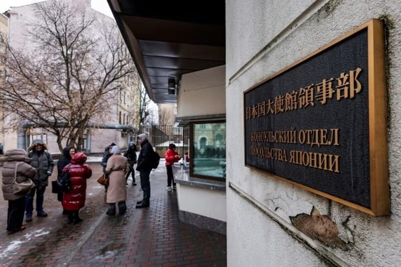 モスクワの日本大使館前で３月撮影。看板には「日本大使館領事部」と書かれている。REUTERS/Maxim Shemetov