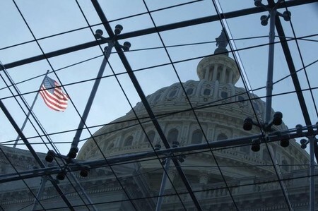 ９月１６日、米財務省が発表した７月の対米証券投資統計によると、中国の米財務省証券保有が１兆２１９０億ドルと、２０１３年１月以来の低水準となった。写真は２０１３年１０月、ワシントンの国会議事堂（２０１６年　ロイター/Jonathan Ernst）