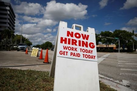 米労働省が２日発表した３月の雇用統計は、非農業部門雇用者数が前月比９１万６０００人増と、市場予想の６４万７０００人増を上回る伸びとなった。写真は求人の看板。昨年5月、マイアミで撮影（２０２１年　ロイター／Marco Bello）