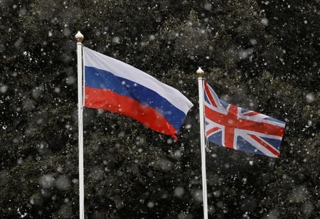 　４月２７日、ロシアは、英下院議員２８７人を入国禁止対象とし、英国内の「嫌ロシアヒステリー」を扇動し、ジョンソン首相の侮辱的な態度を誘発したと非難した。写真は英国とロシアの旗。英ボーンマスで２０１８年３月撮影（２０２２年　ロイター／Peter Nicholls）