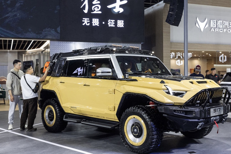 ５月の重慶モーターショーに展示されたオフロードEV「東風・猛士917」。米バイデン政権は中国のEV「過剰生産」に対抗して関税を4倍にした　RenYong / SOPA Images via Reuters Connect