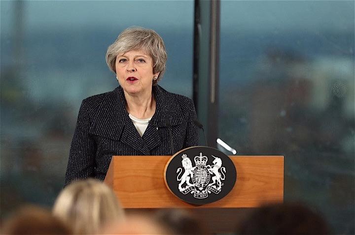 英国の欧州連合（ＥＵ）離脱協定を巡りメイ英首相（写真）は７日にブリュッセルを訪れ、北アイルランド国境問題について法的拘束力のある協定修正を要求する。ベルファストでのスピーチを代表撮影（２０１９年　ロイター）