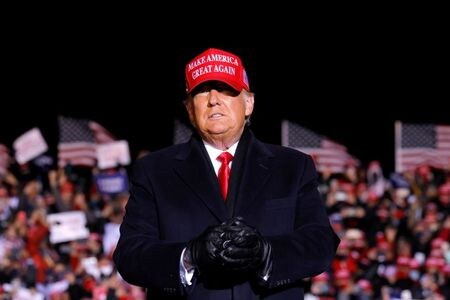 　英賭けサイトのベットフェアでは、米大統領選でバイデン氏が勝利する確率が依然勝っているものの、トランプ氏の再選確率がかなり上昇した。写真は２日、ウィスコンシン州で演説するトランプ氏（２０２０年　ロイター/Carlos Barria）