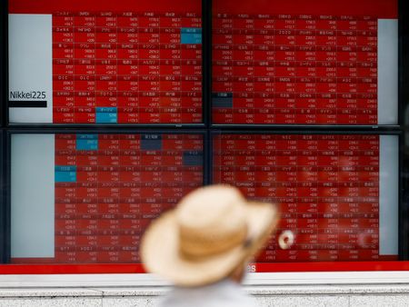 　９月１２日、午前の東京株式市場で日経平均は、前営業日比９８５円８５銭高の３万６６０５円６２銭と、８営業日ぶりに反発した。写真は都内で８月撮影（２０２４　ロイター／Willy Kurniawan）