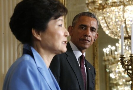 　９月９日、韓国大統領府は、同国の朴槿恵大統領とオバマ米大統領が、北朝鮮の核実験を受けて緊急電話会談を行ったと発表した。写真は両首脳。ワシントンで昨年１０月撮影（２０１６年　ロイター／Jonathan Ernst）