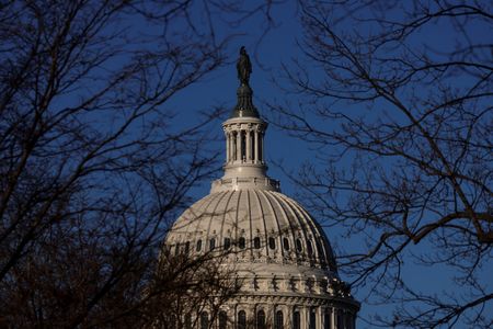 　１２月７日　米議員は、ウクライナに来年少なくとも８億ドルの安全保障支援を行うほか、今後５年で最大１００億ドルを台湾に援助することで合意した。写真はワシントンの米連邦議会議事堂。２月１０日撮影（２０２２年　ロイター／Brendan McDermid）