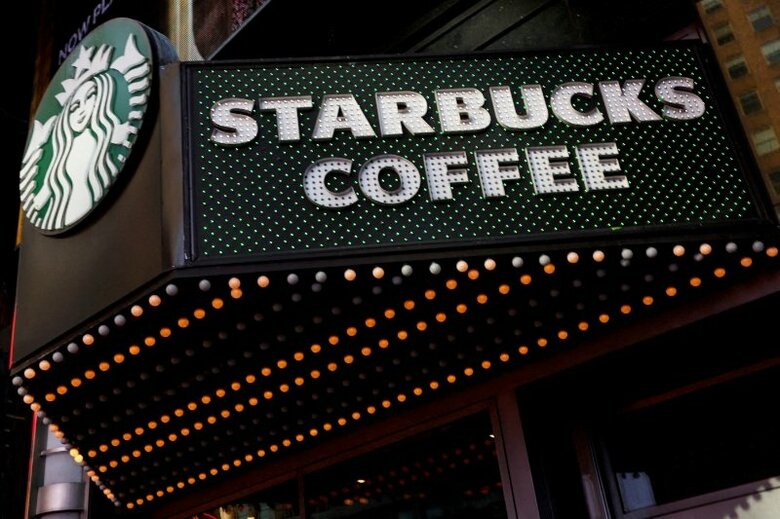 写真はスターバックスの店舗入口の看板。2025年2月、米ニューヨーク市で撮影。 REUTERS/Shannon Stapleton