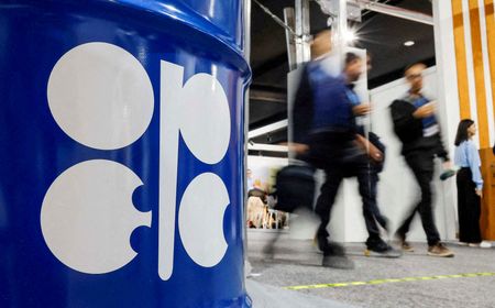 　９月３０日、関係筋によると、石油輸出国機構（ＯＰＥＣ）プラスは、１１月の増産ペースを１０月の日量１３万７０００バレルから加速する可能性がある。写真はＯＰＥＣのロゴ入りのドラム缶。２０２４年１１月、アゼルバイジャンのバクーで撮影（２０２５年　ロイター/Maxim Shemetov）