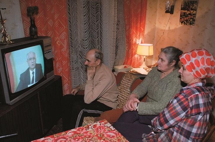 ゴルバチョフ大統領の辞任会見を見る市民（1991年12月、モスクワ）AP／AFLO