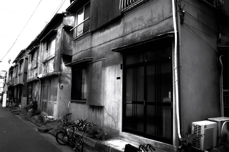 潘宏程さんは来日時、アパート探しに苦労し、一時は危うく野宿生活になるところだったが、その経験から中国人のための不動産会社を設立し、部屋を借りる以外にも生活上のサポートをお客に提供している　7maru-iStock.